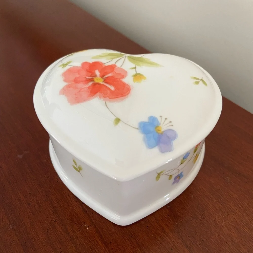 🩵 Vintage MIKASA BONE CHINA JUST FLOWERS HEART SHAPE TRINKET BOX Lidded Dish